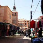 Imagen de algunos puestos del mercado junto a la iglesia de Santa María del Páramo. MEDINA