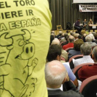 Cientos de afectados por las preferentes se concentraron en el salón de actos del centro cívico León Oeste.