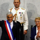 Piñera saluda tras recibir la banda presidencial de la presidenta saliente Michelle Bachelet.