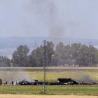 Los equipos de emergencia y bomberos junto al avion siniestrado ayer en Sevilla.