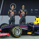 Sebastian Vettel y Daniel Ricciardo posan junto al RB10, el nuevo coche de Red Bull, en el circuito de Jerez.