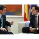 Aitor Esteban conversa con Mariano Rajoy durante la reunión que mantuvieron ayer en el palacio de La Moncloa. BALLESTEROS