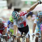 De Clerq celebra exhausto su triunfo en Montevergine por delante de Nibali, Scarponi y Contador.