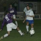 Álvaro trata de zafarse de la marca de un defensor del Promesas