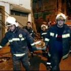 Efectivos del cuerpo de bomberos en el momento de trasladar el segundo cadáver encontrado