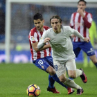 Luka Modric se va de Nacho Cases durante el partido contra el Sporting del sábado pasado en el Bernabéu.