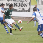 Juan Carlos Ortiz, con el balón en sus pies, estuvo muy marcado a lo largo del encuentro por parte de los rivales del Avilés.
