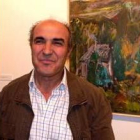 José Antonio Barrera posa en la muestra ante uno de sus cuadros