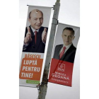 Carteles electorales con los dos candidatos.