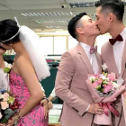 Una veintena de parejas homosexuales se casan en Taipei.