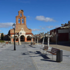 Imagen de la plaza de la Iglesia de Castilfalé en el centro de la localidad. MEDINA