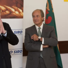 El presidente de la Junta, Juan Vicente Herrera, visitó ayer la fábrica de Siro en Briviesca.
