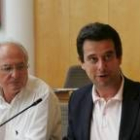 El viceportavoz de la UPL, Juan Manuel Arias, y el portavoz actual Luis Herrero, durante un pleno
