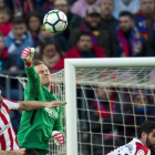 Ter Stegen despeja un balón con el puño ante Aduriz en el duelo con el Athletic en el Camp Nou.