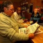 Clientes del bar Lara II, situado frente a la vivienda del industrial