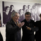 El artista Sistiaga (segundo de la izquierda) en la exposición del Grupo Gaur, del que formaba parte el leonés Amable Arias (primero de la derecha en la foto de la pared) .
