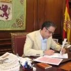 Javier Chamorro firmando documentos en la Alcaldía en su primer día como alcalde en funciones