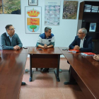 Blanco, Pereira, Domingo Cabo, Olegario Ramón y Fernández, en el Ayuntamiento de Benuza. DL