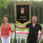 Judith Kalim y José Guerrero en la entrega del escudo.