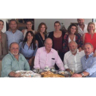 El Rey Juan Carlos y la infanta comiendo paella junto a Arévalo y Bertín Osborne