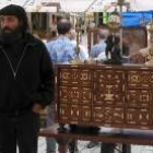 Uno de los participantes en el mercado de antigüedades