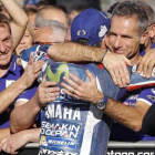 Jorge Lorenzo se despide, bajo el podio de Cheste, de su telemétrico Davide Marelli, a la derecha, el hombre de los datos.