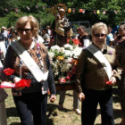 Las hermanas Escolástica y Ángela Díez Rodríguez (con banda) llevan la imagen del santo hasta el altar para la misa.