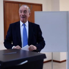 El candidato de la derecha a la presidencia de Portugal, Marcelo Rebelo de Sousa, sonríe antes de emitir su voto.