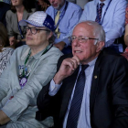 El senador estadounidense por Vermont y ex precandidato presidencial Bernie Sanders (d) y la presidenta del Partido Demócrata en Vermont Dottie Deans (c).
