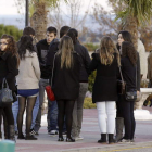 Amigos de María Teresa Alonso, a la entrada del Tanatorio La Paz, de Alcobendas.