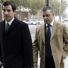 Miguel Ángel Flores, a la derecha, junto a su abogado, en una imagen de archivo.