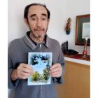 José Manuel Cabezas, con su libro ‘Entre Robles y otros versos’. DL