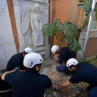 Operarios del Vaticano abre una de las dos tumbas donde se buscaba a Emanuela Orlandi.