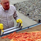Walter White recoge la pizza sobre el tejado, durante el capítulo A Horse With No Name (Caballo sin nombre) de la tercera temporada.