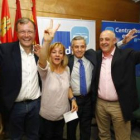 Antonio Silván, Isabel Carrasco, Emilio Gutiérrez y Gregorio Chamorro celebran la victoria del PP