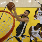 Sthephen Curry se dispone a encestar