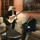 John Kerry con la guitarra española que le regaló José Manuel García-Margallo.