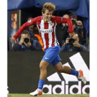 Griezmann celebra el gol que marcó en el 93 para dar la victoria al Atlético ante el Rostov. JAVIER LIZÓN