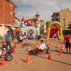 La plaza de la Constitución, ayer, con juegos para niños.