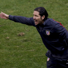 Simeone dando instrucciones a sus jugadores durante un entrenamiento.