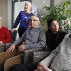 Rosa, Petra, Fermín y Pepe conversan con Daspina (de negro y con gafas segunda por la derecha) en el Centro Alzhéimer.