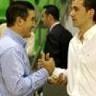 Cadenas y Raúl González se saludan minutos antes del inico del partido