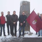 Los dirigentes leonesistas pusieron una bandera de León en La Cubilla, en lo alto de Pinos.