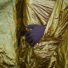 La mano de un inmigrante asoma por debajo de una manta térmica usada para cubir su cadaver.