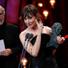 La actriz Nathalie Poza (d) posa con el premio a la Mejor Actriz Protagonista por "No sé decir adiós"