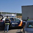 Los agentes junto al camión de donde sustrajeron el material en el polígono de Astorga. DL
