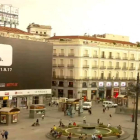 Imagen de la Puerta del Sol con la pancarta promocional de Narcos