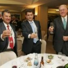 Victoriano Muñoz Cava, brinda con Carlos López Riesco y José María Aguirre, en el restaurante Azul