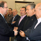 Juan Vicente Herrera saluda a Julio López ante Aurelio Pérez y Donaciano Dujo.