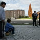 Carlos López Riesco y el representante de la Hermandad de Donantes inauguran el monumento